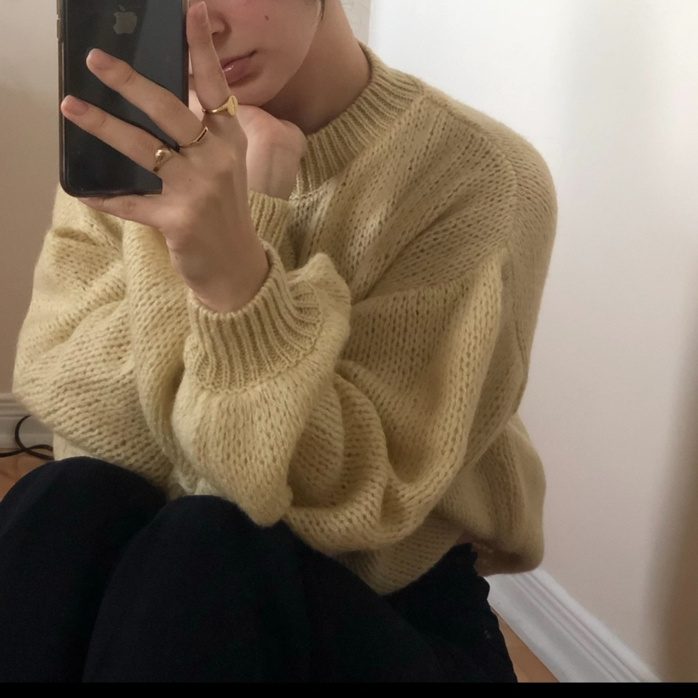Yellow sweater - Picture 2 of 2